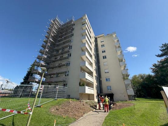 Feuerwehrleute vor einem Hochhaus