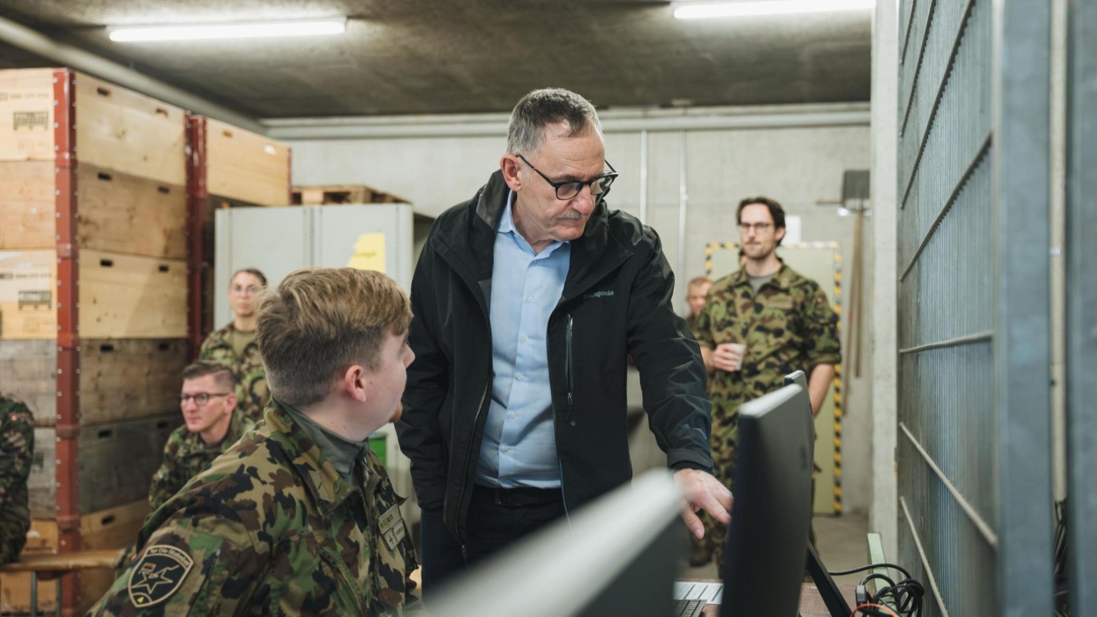 em Bildschirm. Der Sicherheitsdirektor schaut es sich an.