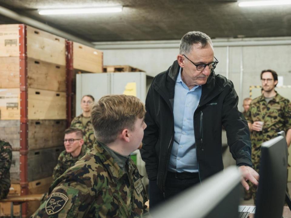 em Bildschirm. Der Sicherheitsdirektor schaut es sich an.