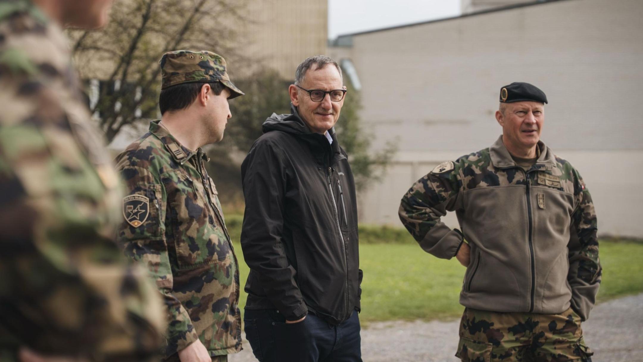 Mario Fehr im Gespräch mit Armeeangehörigen.