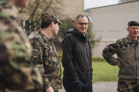 Mario Fehr im Gespräch mit Armeeangehörigen.