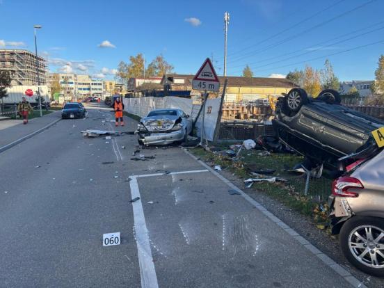 Mehrere beschädigte Autos in Unfallendlage