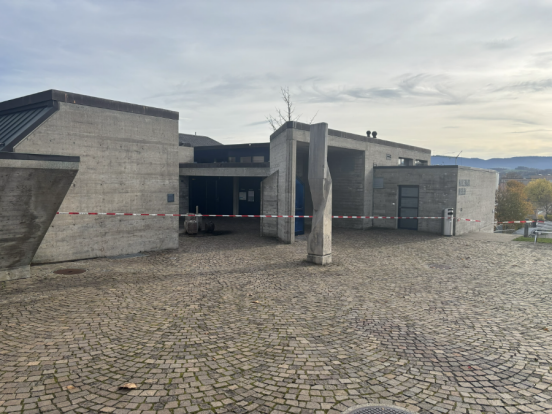 Ein Hallenbadeingang mit Absperrband