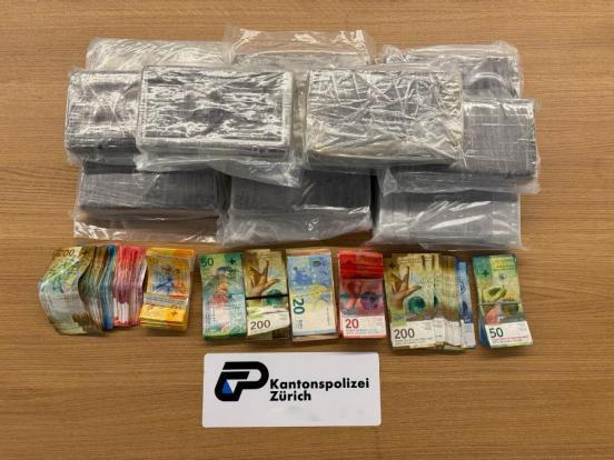 Auf einem Tisch liegen 11 kg Kokain in Plastikbeutel abgepackt und diverse Banknoten