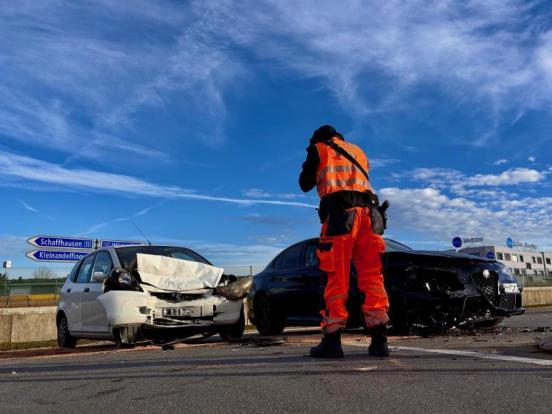 Polizist fotografiert zwei Unfallfahrzeuge