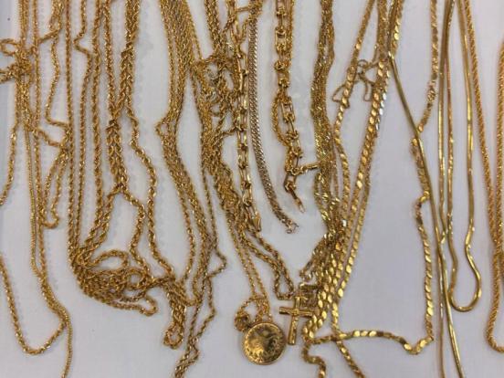 Diverse Goldketten eines Händlers