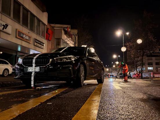 Polizist bei der Unfallaufnahme