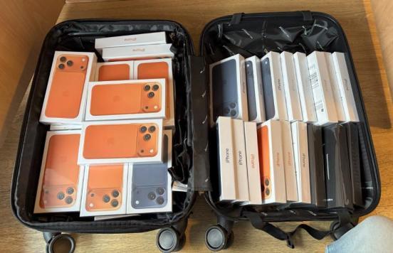 Koffer mit gefälschten iPhones