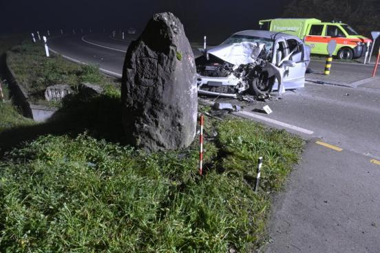 Endlage des beschädigten Unfallfahrzeuges; Findling im Vordergrund