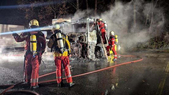 Die Feuerwehr löscht einen Brand.