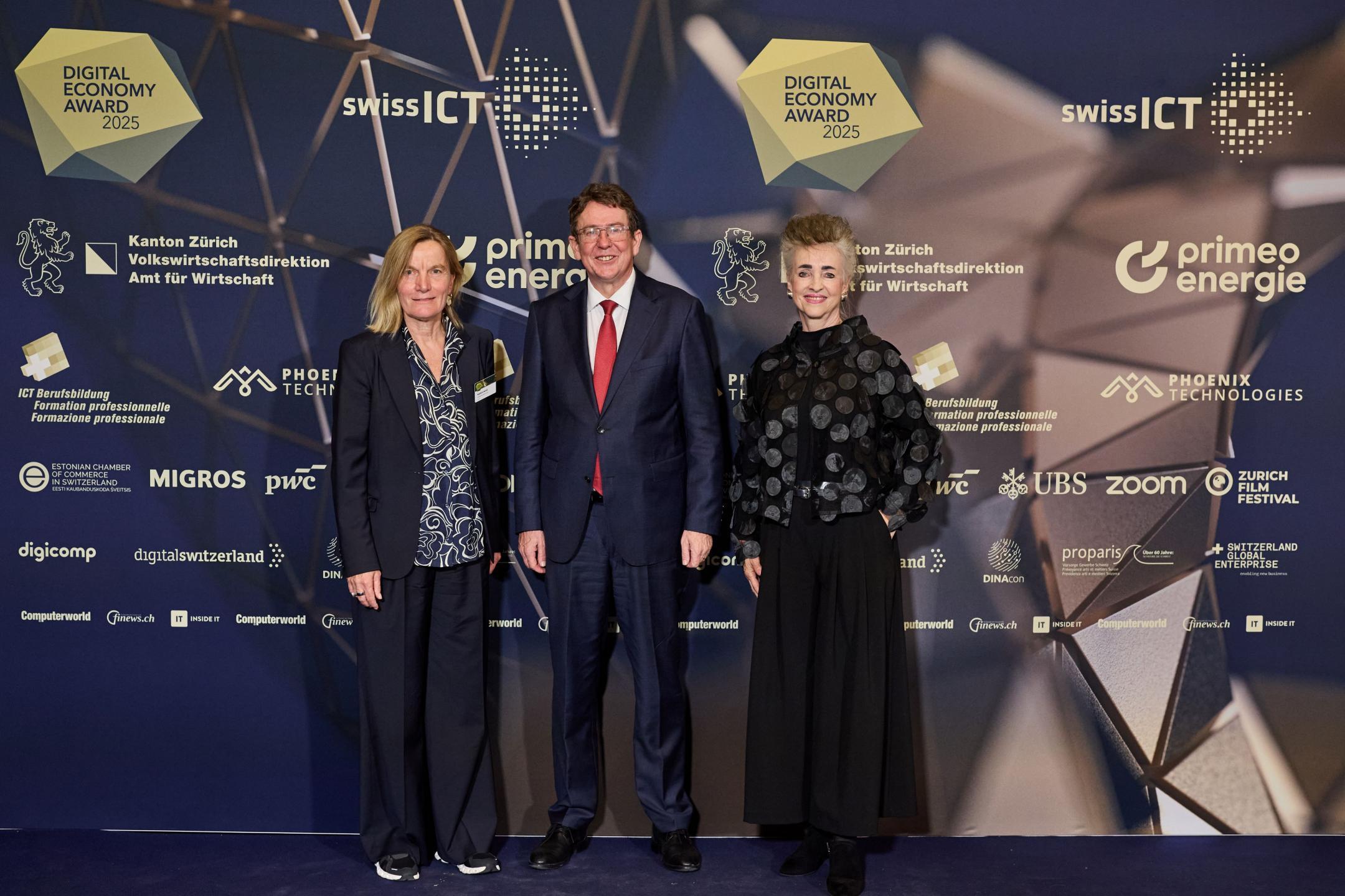 Auf dem blauen Teppich v.l.n.r.: Staatsschreiberin Dr. Kathrin Arioli, Bundesrat Albert Rösti und Volkswirtschaftsdirektorin Carmen Walker Späh.