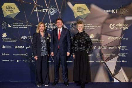 Auf dem blauen Teppich v.l.n.r.: Staatsschreiberin Dr. Kathrin Arioli, Bundesrat Albert Rösti und Volkswirtschaftsdirektorin Carmen Walker Späh.