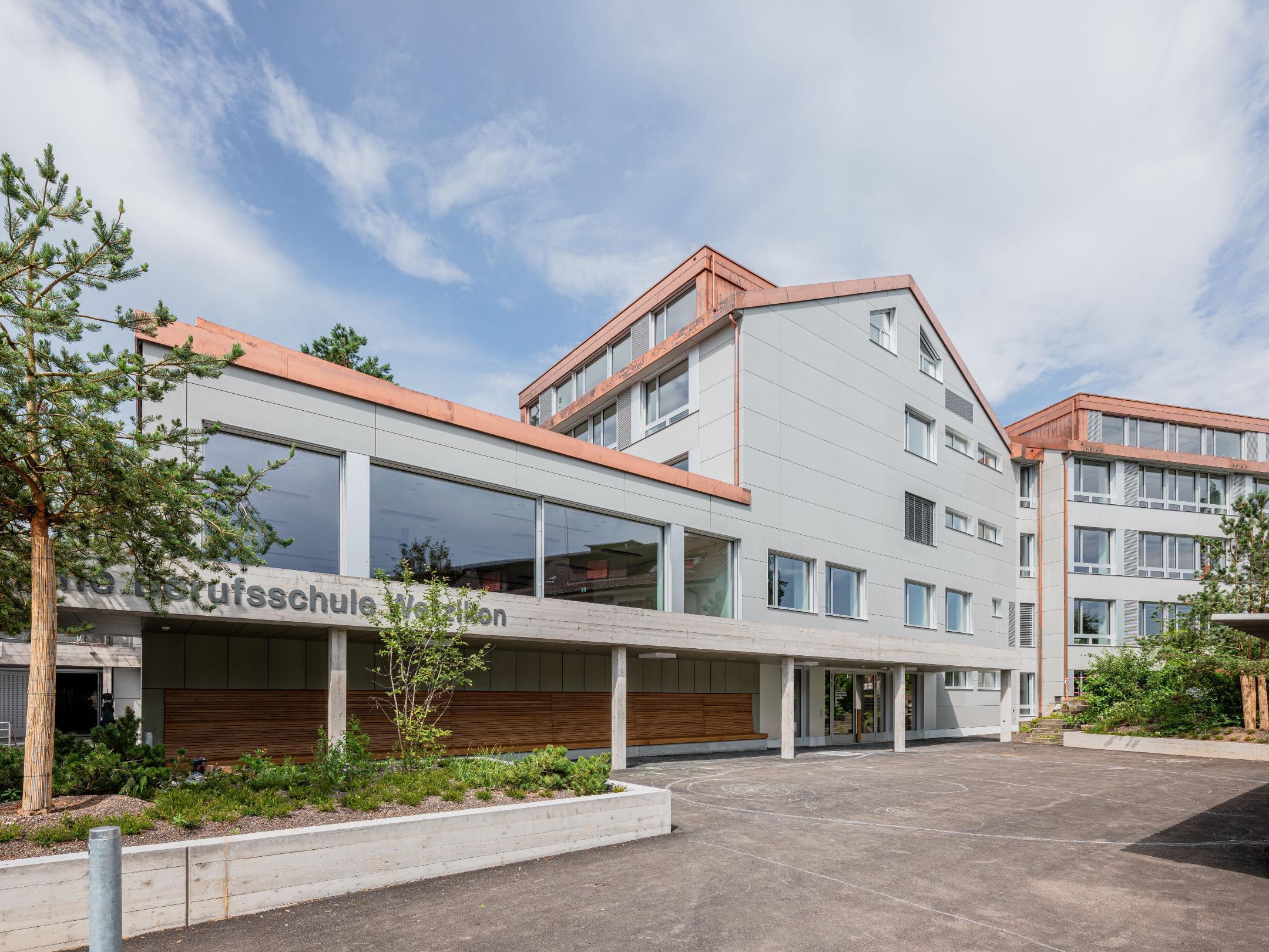 Aussenansicht mit Vorplatz und Eingangsbereich des Gebäudes.