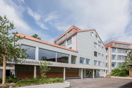 Aussenansicht mit Vorplatz und Eingangsbereich des Gebäudes.