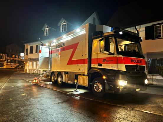 Mobile Einsatzzentrale steht vor einem Wohnhaus