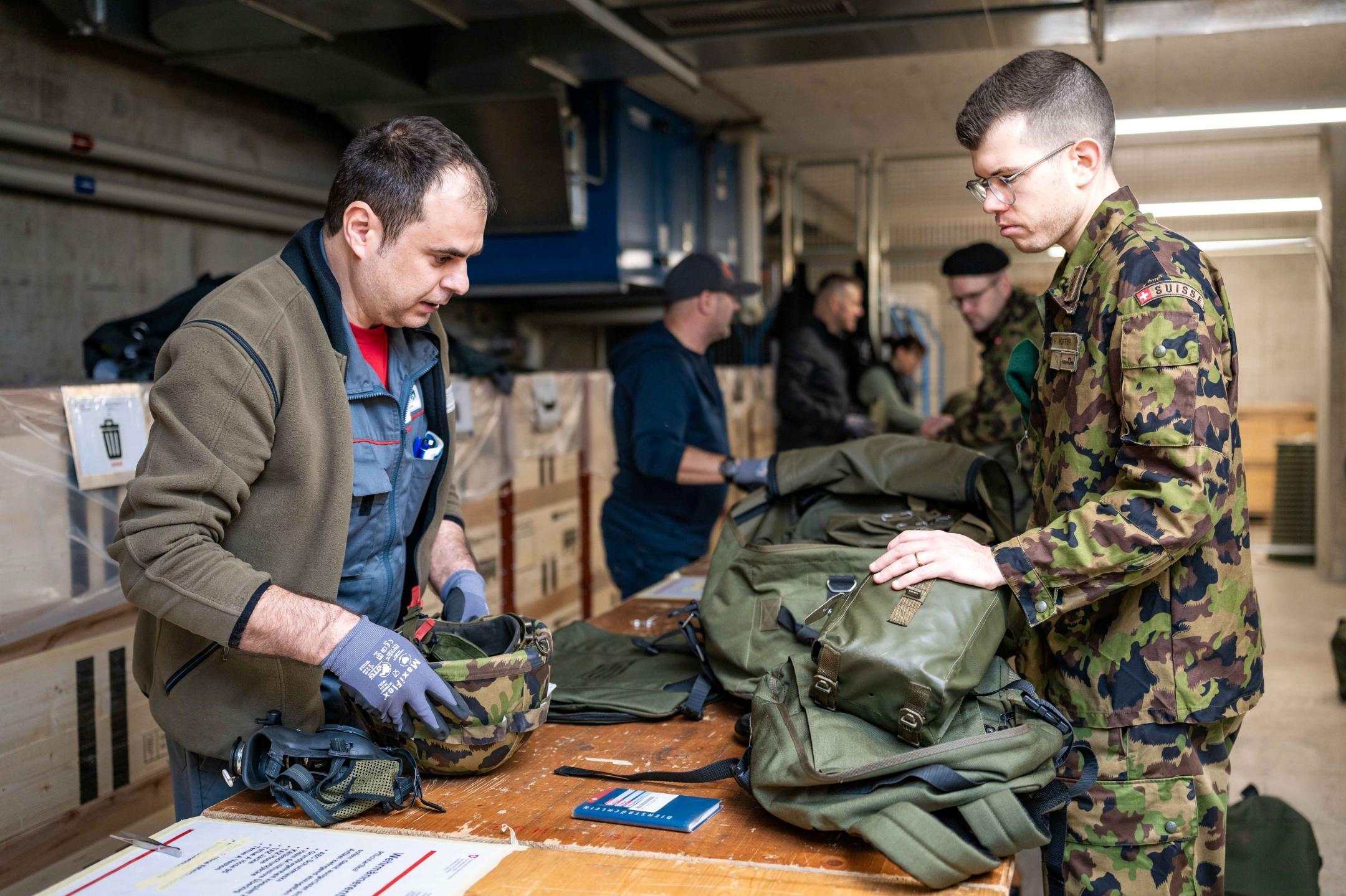 Ein Soldat gibt sein Material ab.