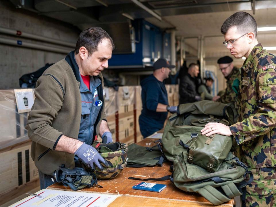 Ein Soldat gibt sein Material ab.