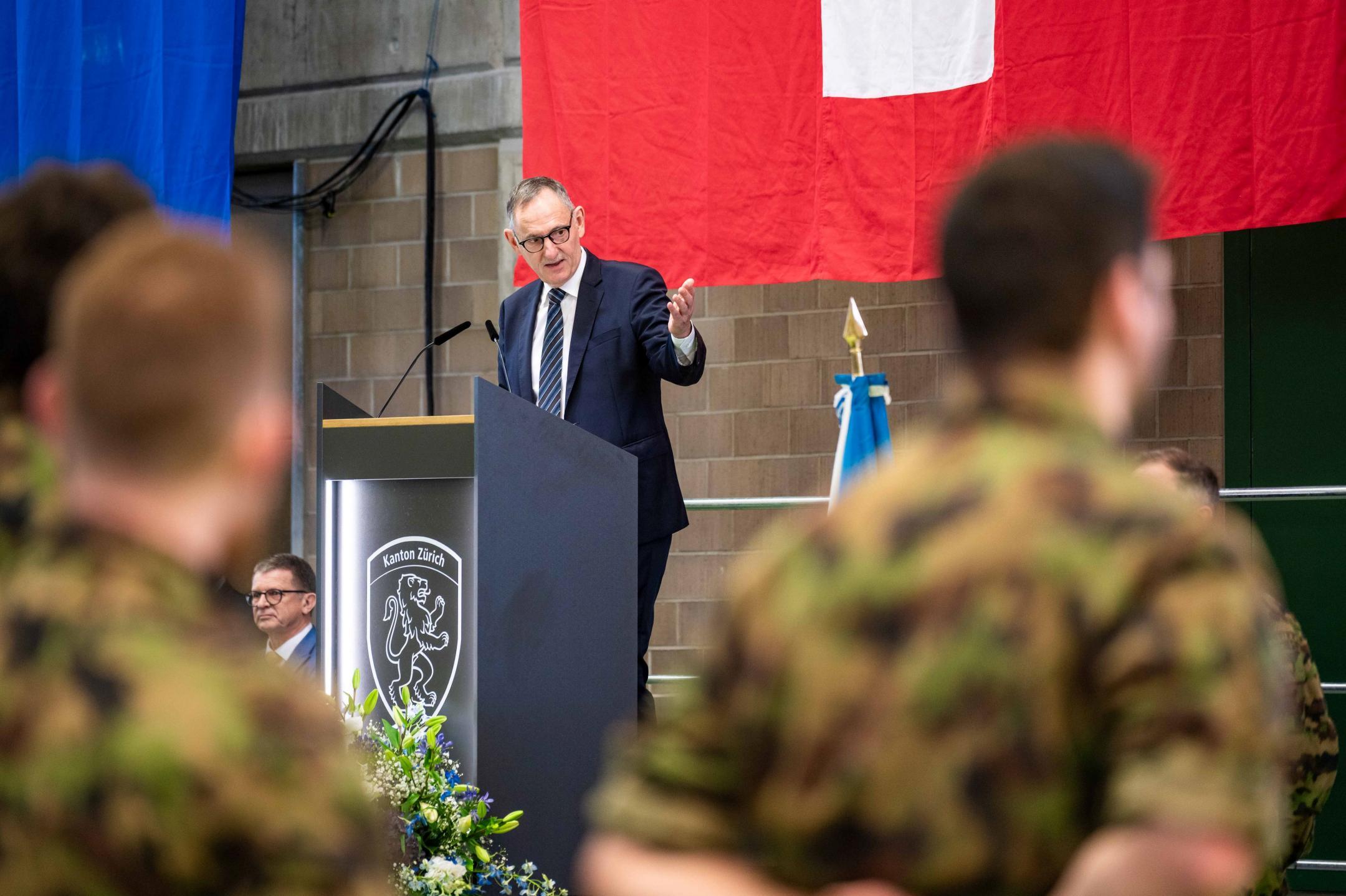 Sicherheitsdirektor Mario Fehr spricht zu den Soldaten.