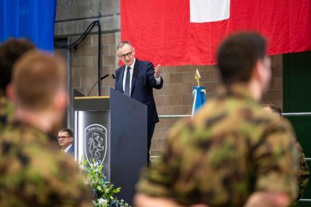Sicherheitsdirektor Mario Fehr spricht zu den Soldaten.