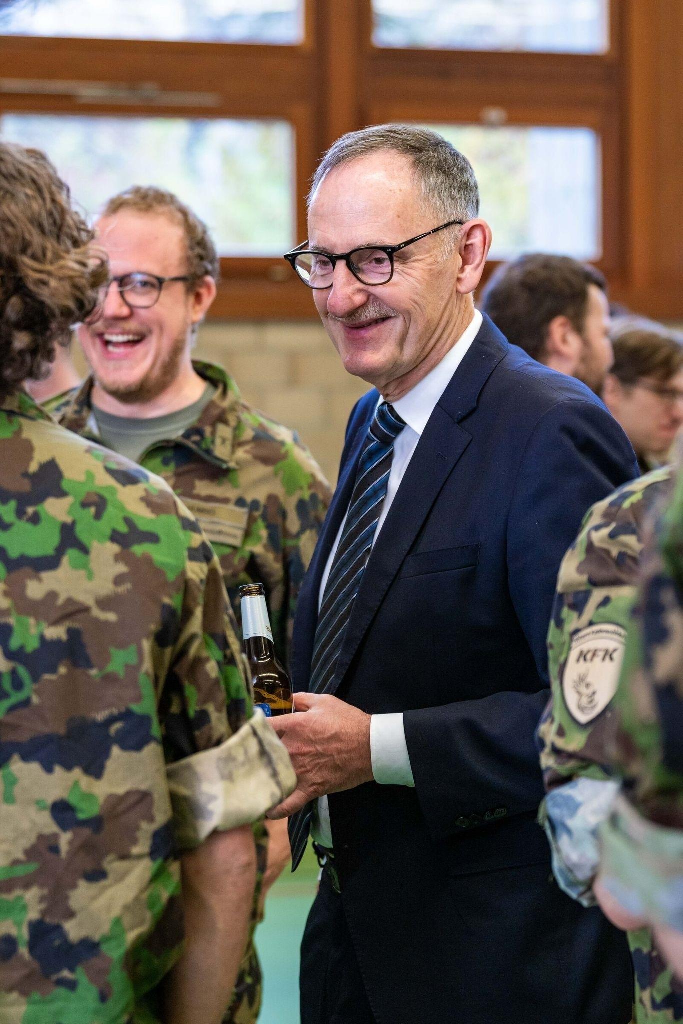 Sicherheitsdirektor Mario Fehr beim Apéro im Gespräch mit Soldaten.