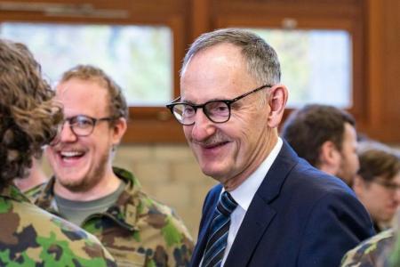 Sicherheitsdirektor Mario Fehr beim Apéro im Gespräch mit Soldaten.