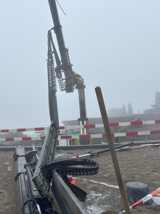 Ein abgebrochener Kranarm liegt am Boden, dahinter der Rest des Krans