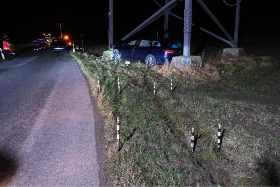Personenwagen steht nach Unfall zwischen zwei Betonpfeilern eines Starkstrommasten
