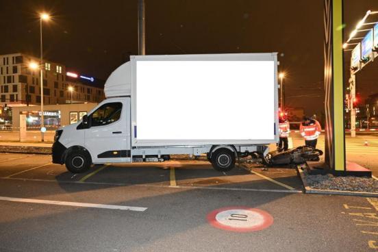 Parkierter Lieferwagen, dahinter liegt ein Roller am Boden.