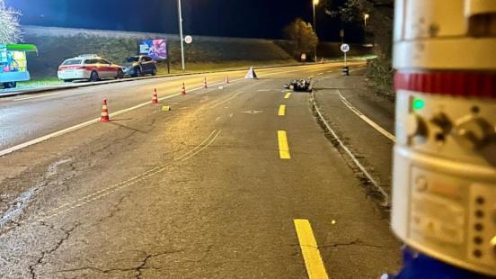 Endlage des Motorrades auf der Strasse