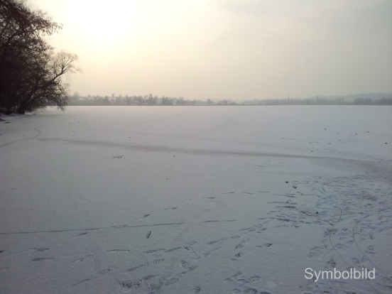 Symbolbild der Kantonspolizei Zürich: Eisfläche auf einem See im Sonnenlicht