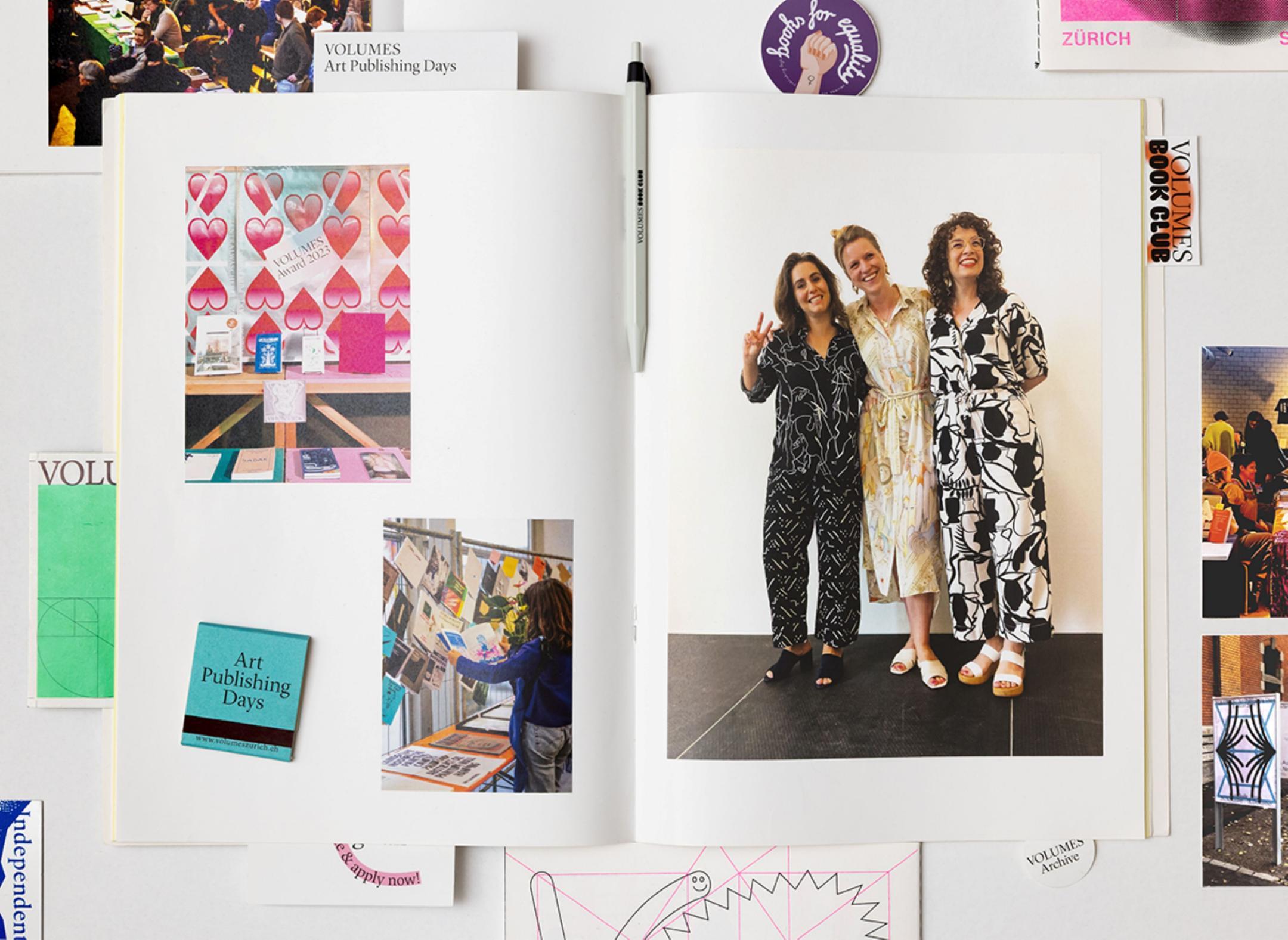 Collage aus Fotos und Notizen in einem geöffneten Notizblock eingeklebt. Auf einem der Fotos sieht man das Künstlerinnen-Trio Volumes.