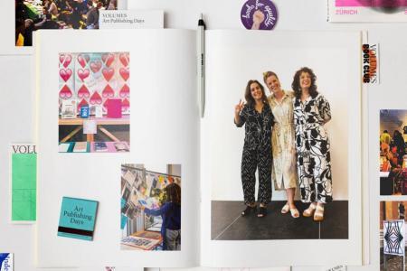 Collage aus Fotos und Notizen in einem geöffneten Notizblock eingeklebt. Auf einem der Fotos sieht man das Künstlerinnen-Trio Volumes.