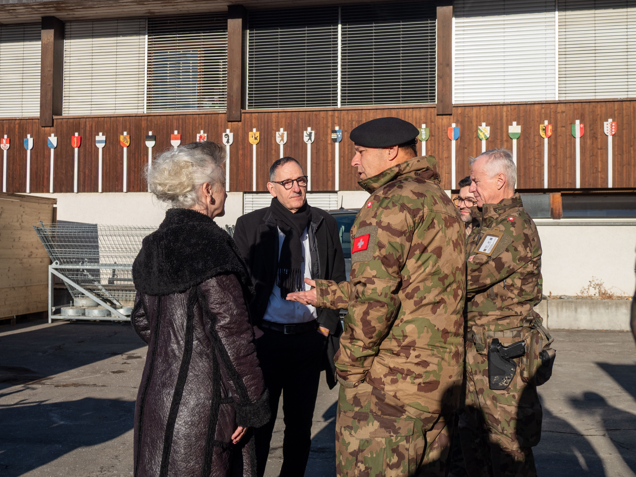 Die Regierungsräte im Gespräch mit dem neuen Chef der Armee, Benedikt Roos