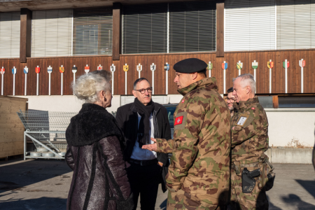 Die Regierungsräte im Gespräch mit dem neuen Chef der Armee, Benedikt Roos