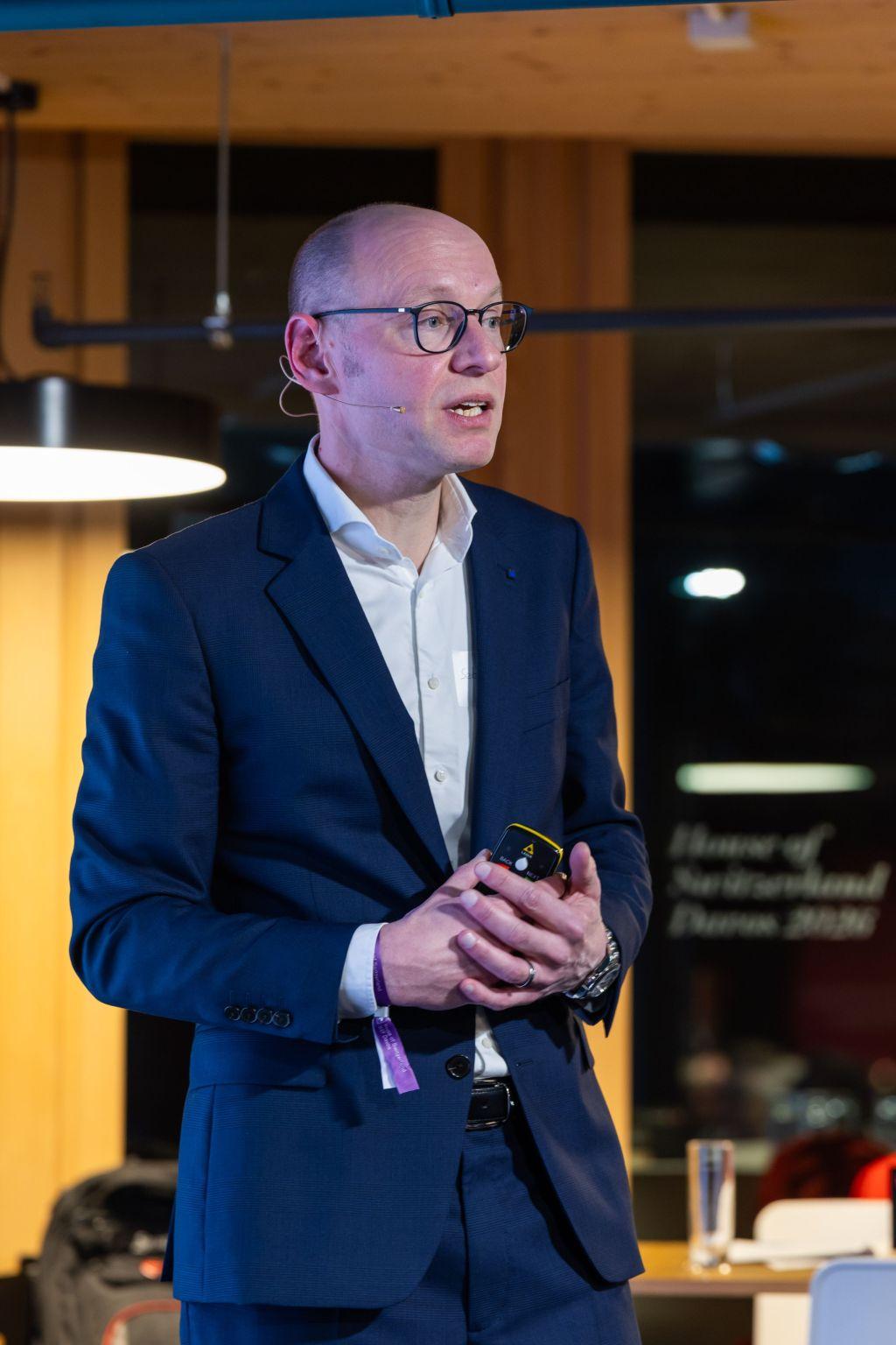 Ein Mann im Anzug hält eine Rede