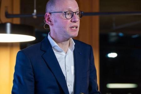 Ein Mann im Anzug hält eine Rede