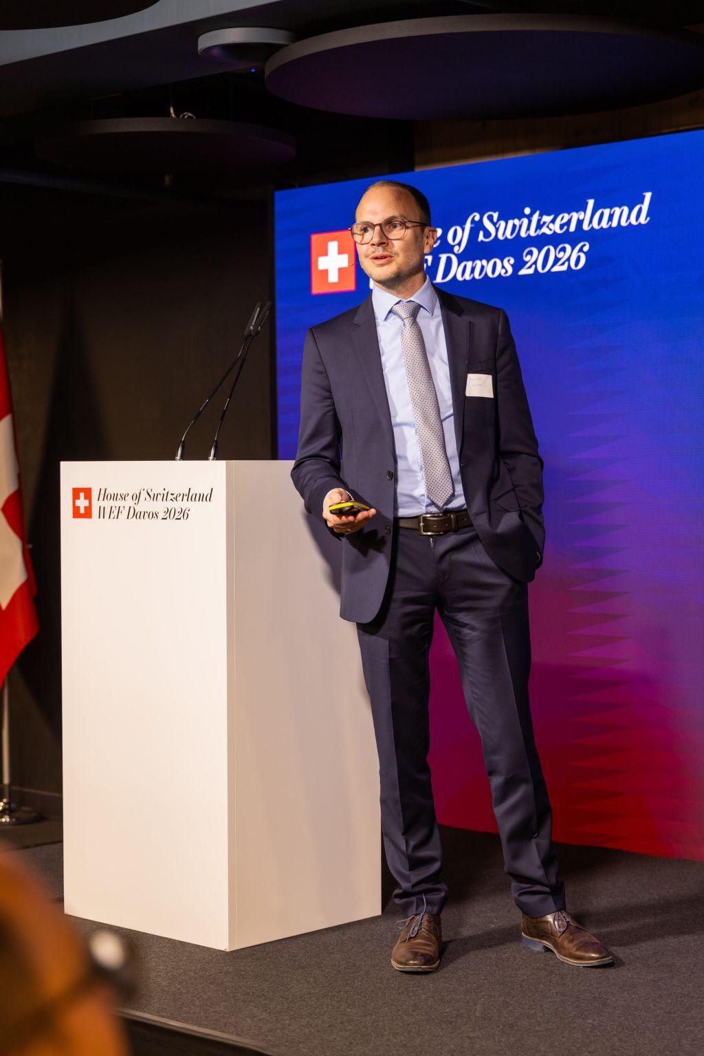 Ein Mann im Anzug präsentiert auf einem Podium