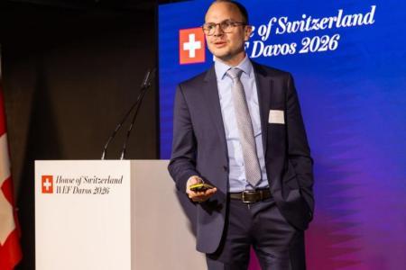 Ein Mann im Anzug präsentiert auf einem Podium