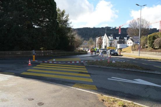 Abgesperrter Fussgängerstreifen auf einer Strassenverzweigung