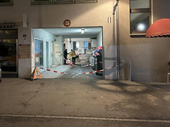 Mit Polizeiabsperrband abgesperrter Bereich. Ermittler an der Arbeit