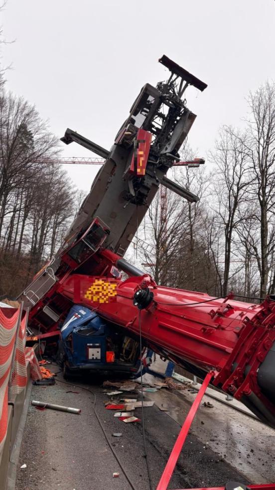 Der Ausleger das Pneukrans hat einen Lieferwagen zerquetscht