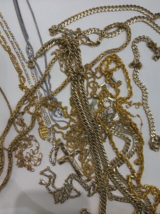 Diverse Schmuckstücke auf einem Haufen