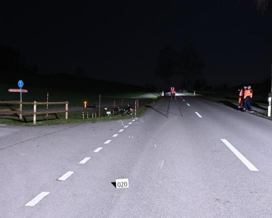 Eine Landstrasse bei Nacht mit Warnschildern und Unfallspuren erkennbar.