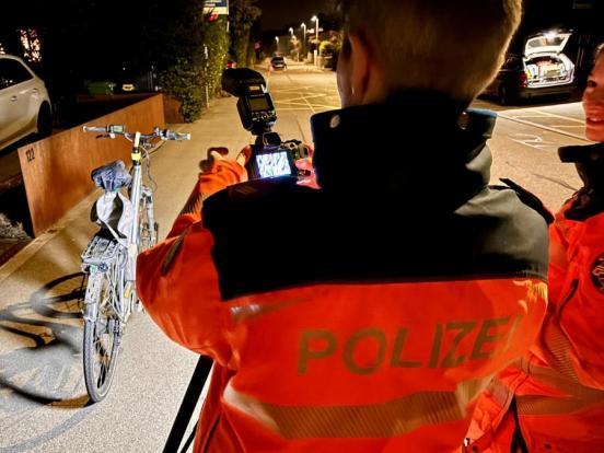 Polizistinnen beim Fotografieren des Unfallvelos