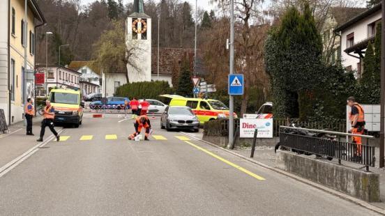 Polizsiten nehmen die Spurensicherung an der Unfallstelle vor