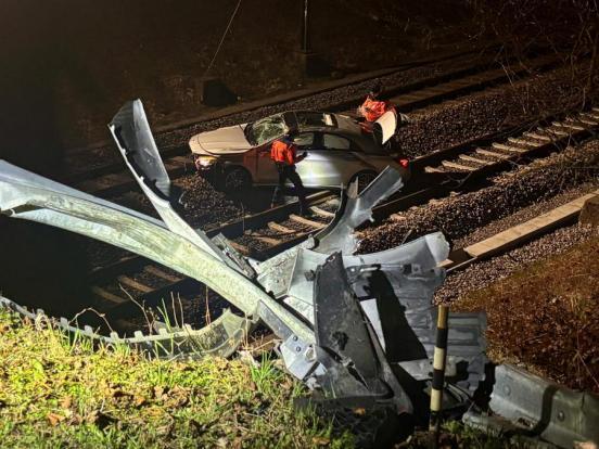 Auto auf Bahntrasse - Unfallendlage
