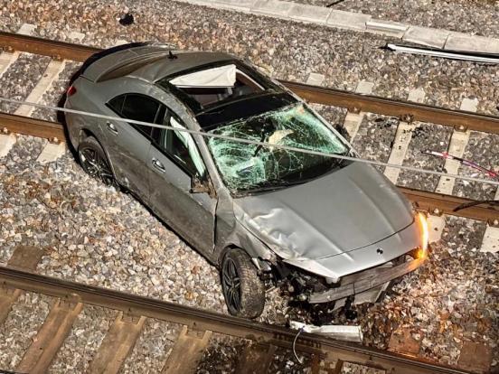 Auto auf Bahntrasse - Unfallendlage