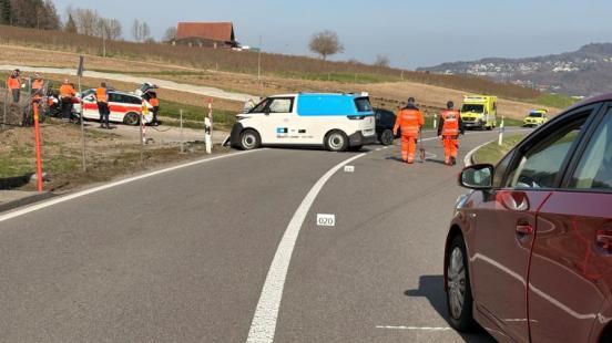 Beschädigter Lieferwagen und die Polizei an der Spurensicherung
