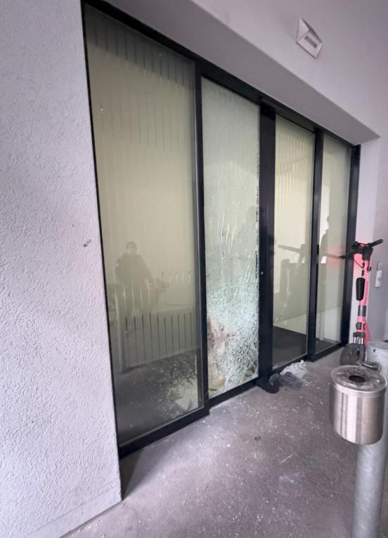 Glas-Schiebetüre mit starken Beschädigungen