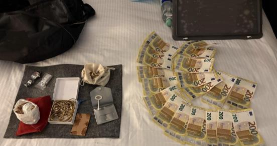Sichergestelltes Bargeld und Schmuck auf einem Tuch ausgebreitet
